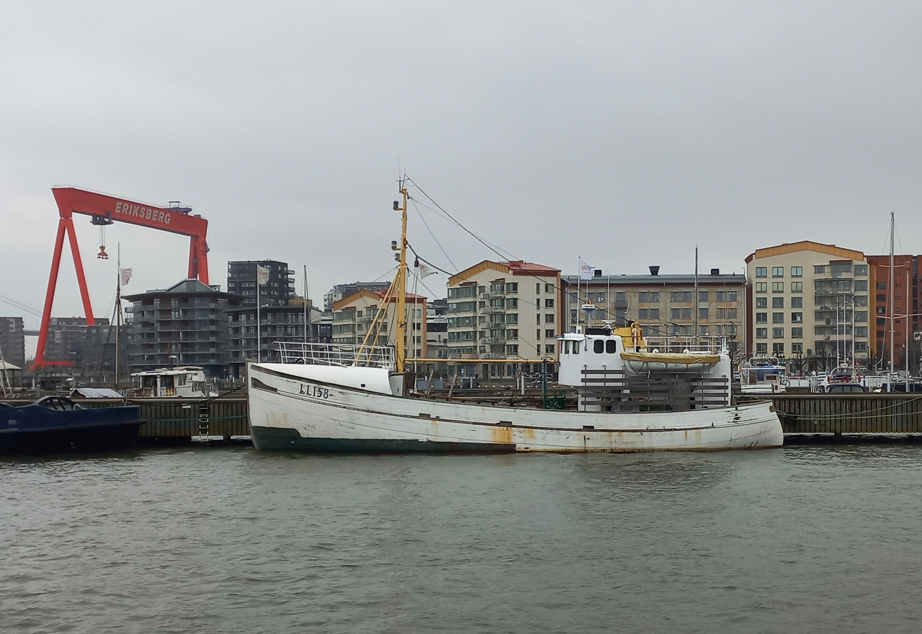 Sandö är ett vitmålat fiskefartyg med kommandobrygga, skans och livräddningsbåt i aktern. Midskepps och föröver syns lastutrymmen och en mast. På bilden ligger fartyget vid kaj i centrala Göteborg. 