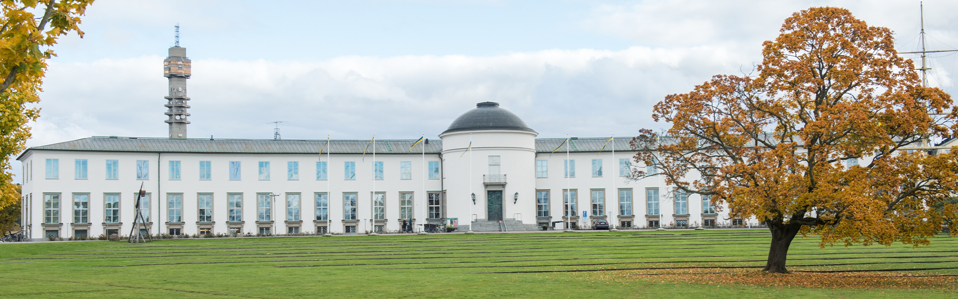 Sjöhistoriska museet med träd i orangea höstfärger bredvid