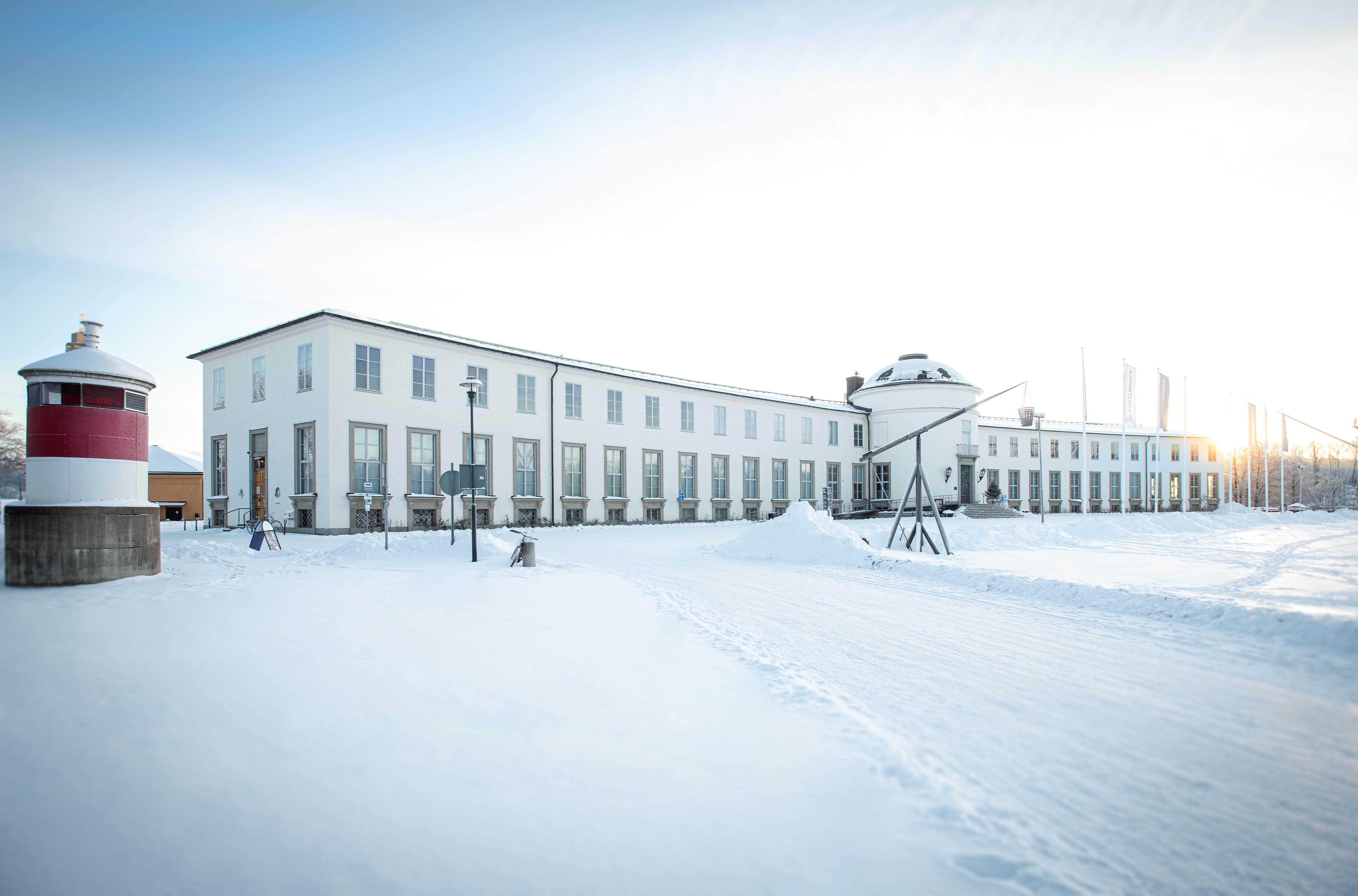 stor vit byggnad i ett snöigt landskap