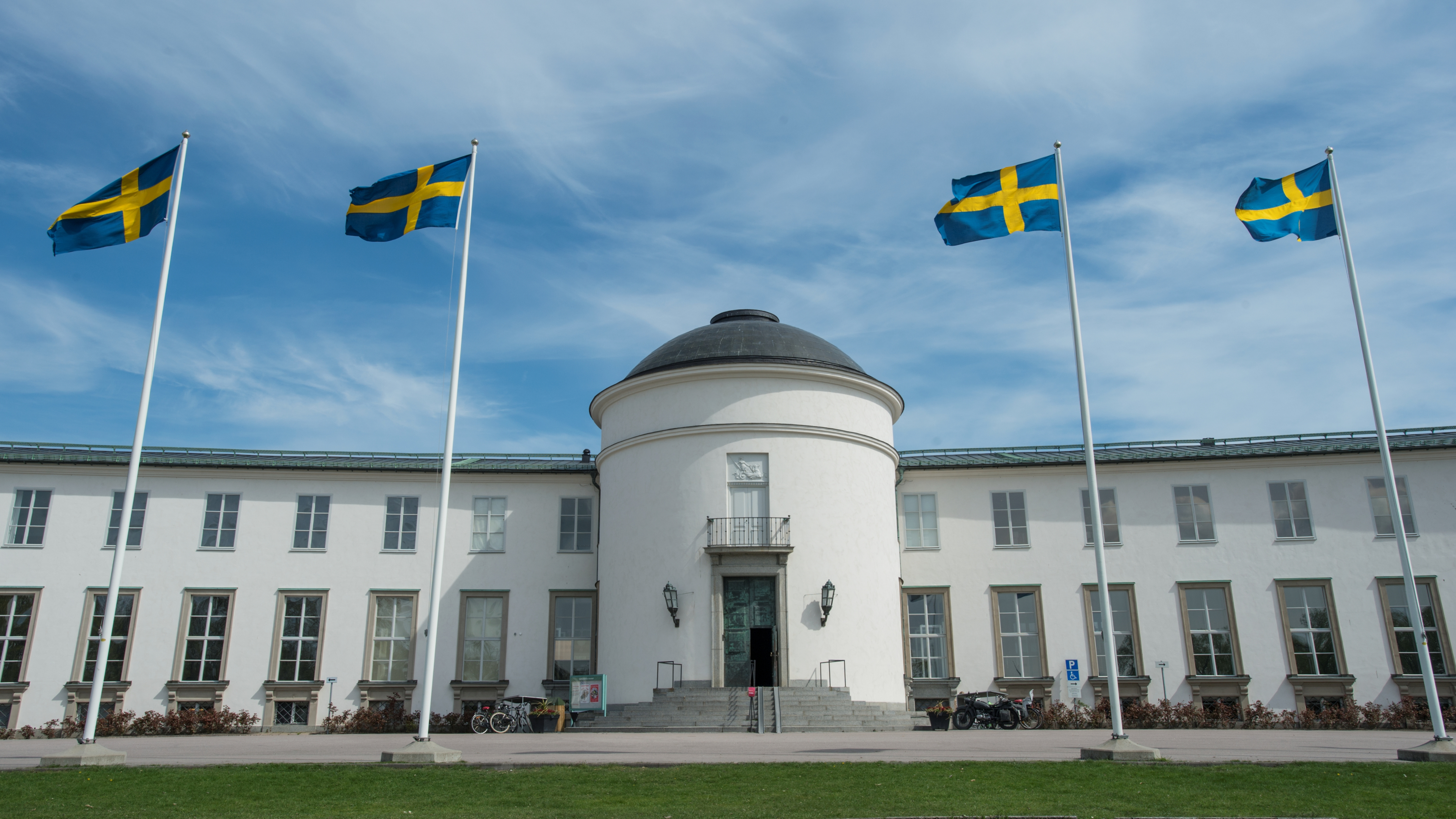 En bild på Sjöhistoriska museet framifrån. Entrén är i fokus.