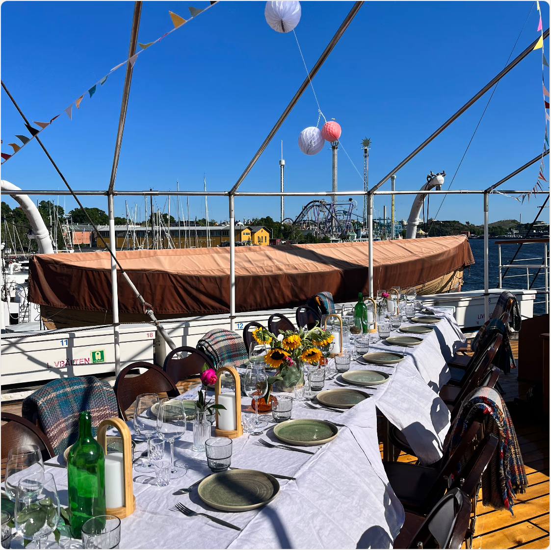 Sankt Eriks akterdäck dukat med långbord i fint väder.