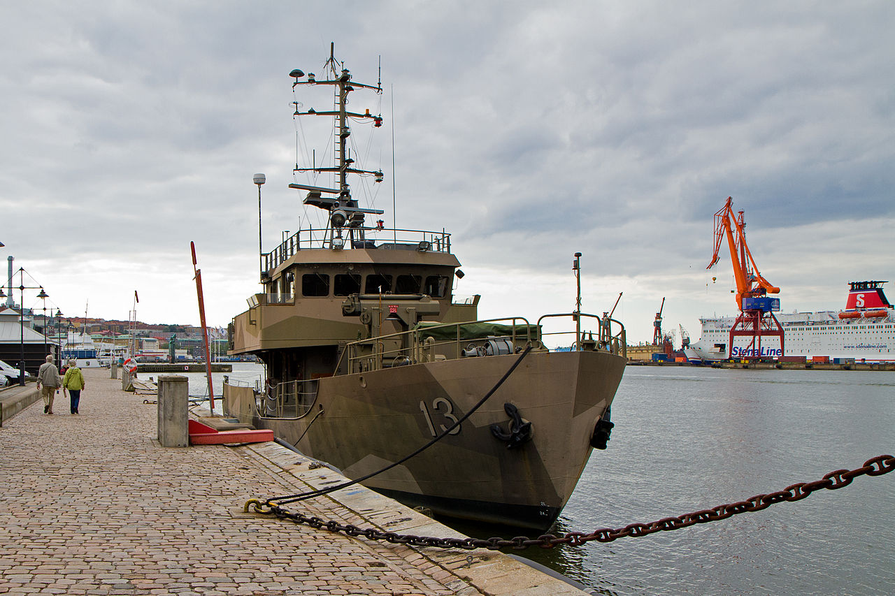 Kalmarsund är en militär minutläggare i kamouflagefärger. Hon har två våningar och en liten mast med signalutrustning. I fören har hon utrymme för last. På bilden ligger fartyget vid kaj i Göteborgs hamn.