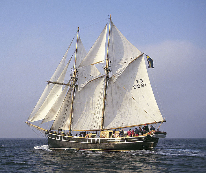 Kvartsita är ett tvåmastat segelfartyg med de vita seglen satta och svart skrov. På bilden är fartyget ute till havs och ombord syns en grupp människor i aktern. Kvartsita har en liten överbyggnad och i aktern hänger en livbåt. Fartygstypen är en tvåmastad skonare.