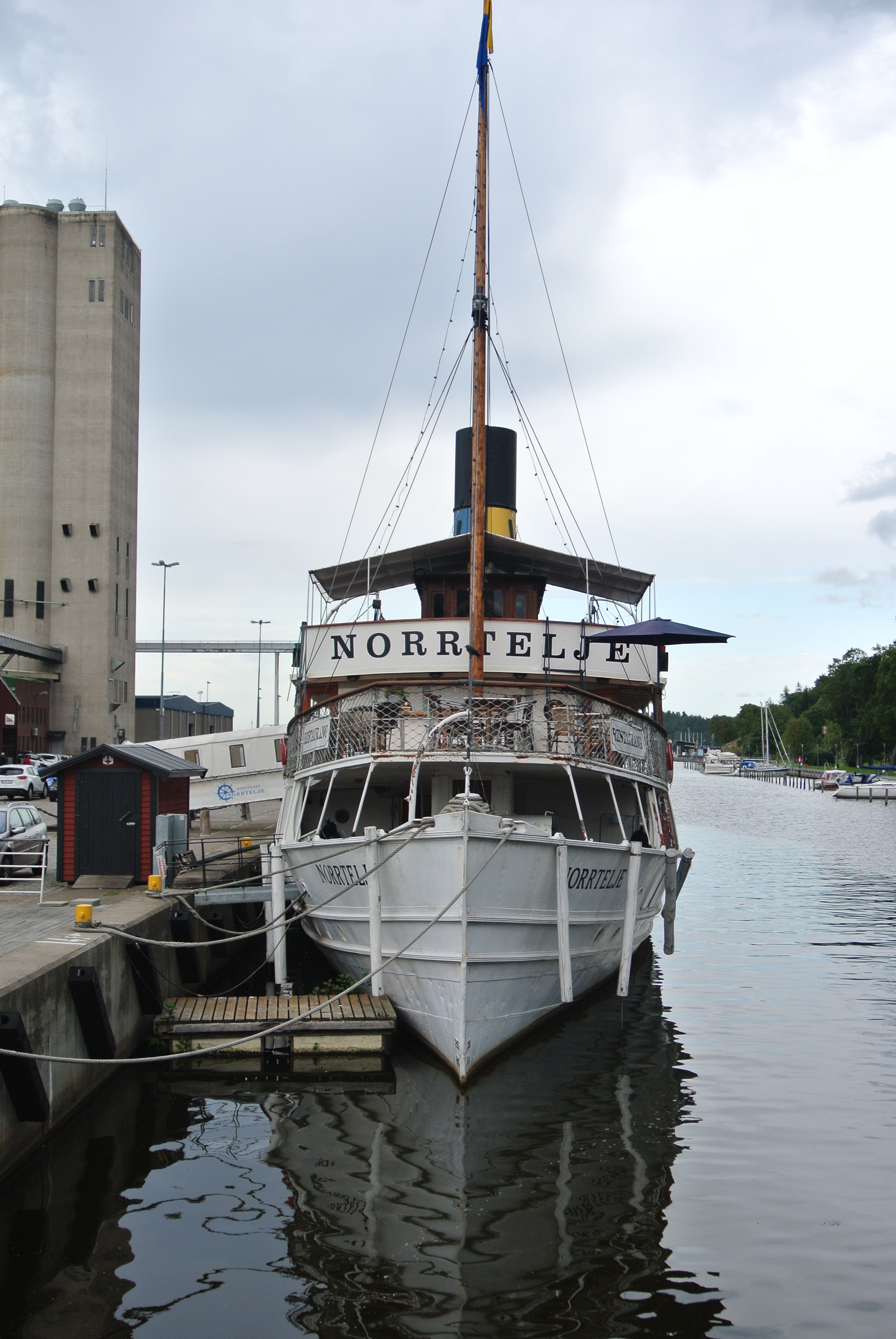 Norrtelje är ett vitmålat passagerarångfartyg med två salongsdäck och en öppen våning med takkonstruktion. Hon ligger vid kajen i Norrtälje med landgången utdragen.  