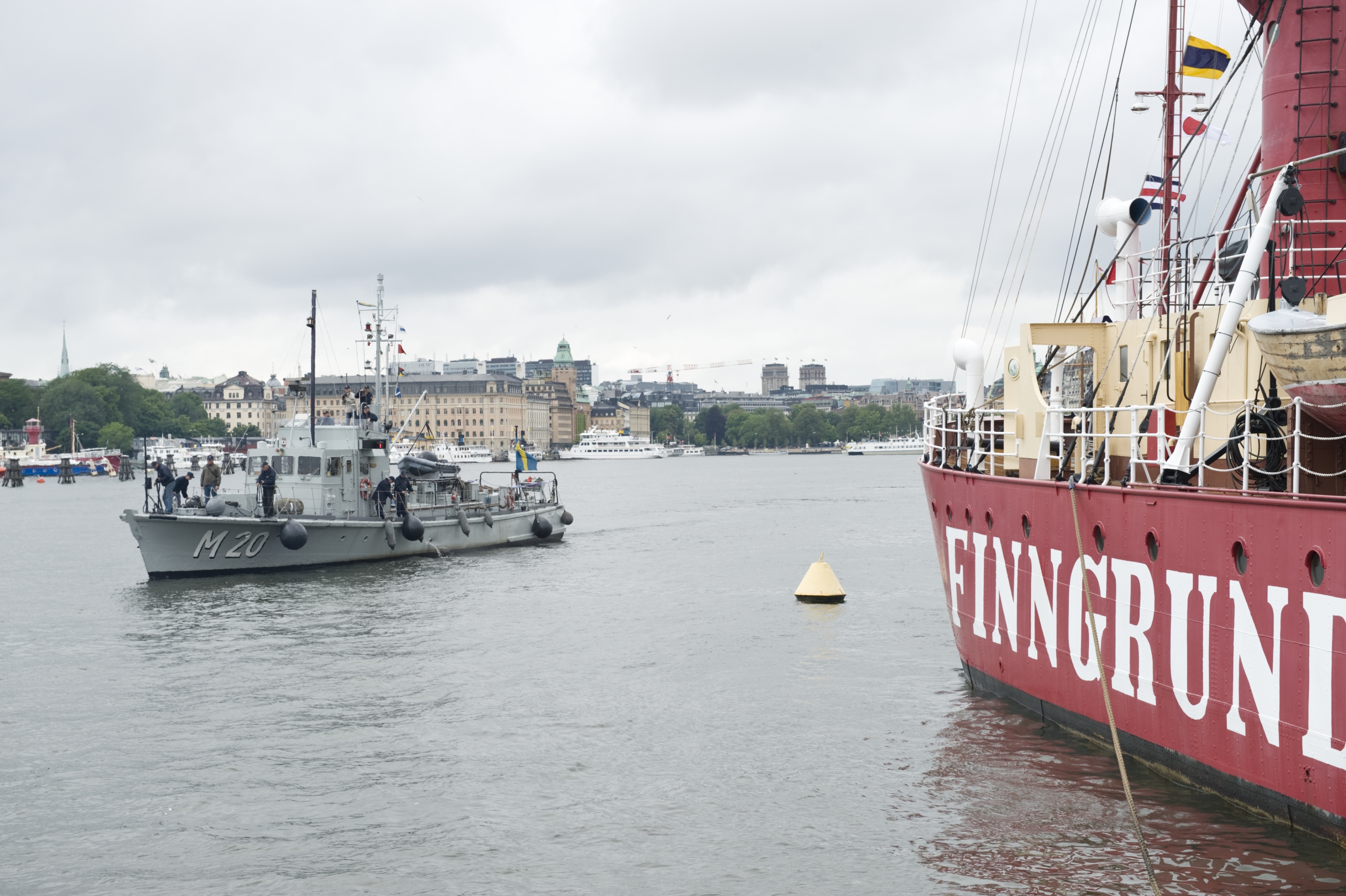 Minsveparen M20 Minsveparen M20 på väg in till museifartygspiren i Stockholm. Till höger syns fyrskeppet Finngrundet.