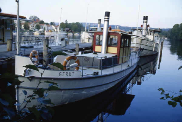 Gerdt är en mindre bogserbåt eller varpbåt med vitt skrov, en brun- och gulmålad styrhytt i aktern och en skorsten midskepps. I övrigt har båten ett öppet däck. På bilden ligger Gerdt vid en brygga tillsammans med några andra äldre ångbåtar. 