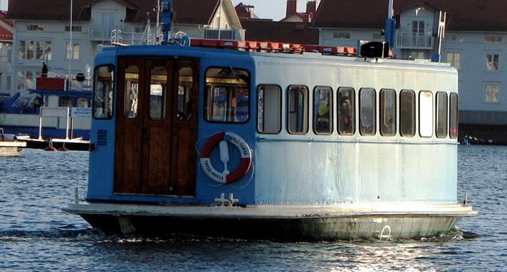 Hamnfärjan två har ett speciellt utseende som påminner om en spår- eller järnvägsvagn. Hon ligger lågt i vattnet och hela däcket uppfylls av en blåmålad salong. På bilden är Hamnfärjan två under gång i hemmavattnen vid Marstrand. 