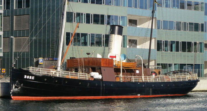 Isbrytaren Bore har ett svart skrov där den röda bottenfärgen syns vid vattenlinjen och relingens mantåg i vitt. Överbyggnad och styrplats är bruna. Två master syns, en i fören och en i aktern samt en skorsten i blekgult och svart midskepps. Fartyget ligger vid kaj med stadsbebyggelse intill. 