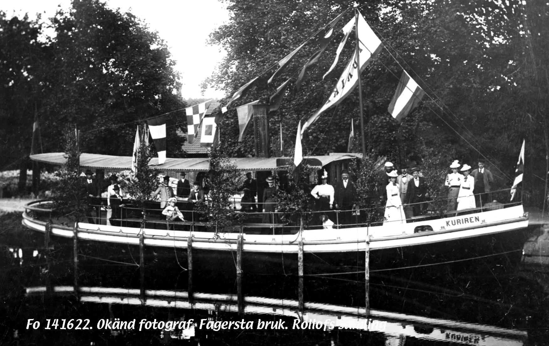 Kuriren är en öppen bogserbåt med ett enkelt plåttak på stolpar. Fartyget har ett flaggspel från för till akter och är beklädd med björkris dagen till ära. På den svartvita bilden från omkring år 1900 syns finklädda människor ombord. 