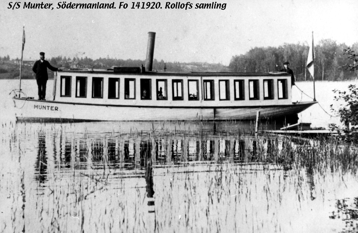 Munter är en mindre vit ångslup med en långsträckt salong På taket syns skorstenen och i aktern och fören finns flaggor. På det svartvita fotot befinner sig Munter på en insjö med en besättningsman stående i fören och en i aktern.