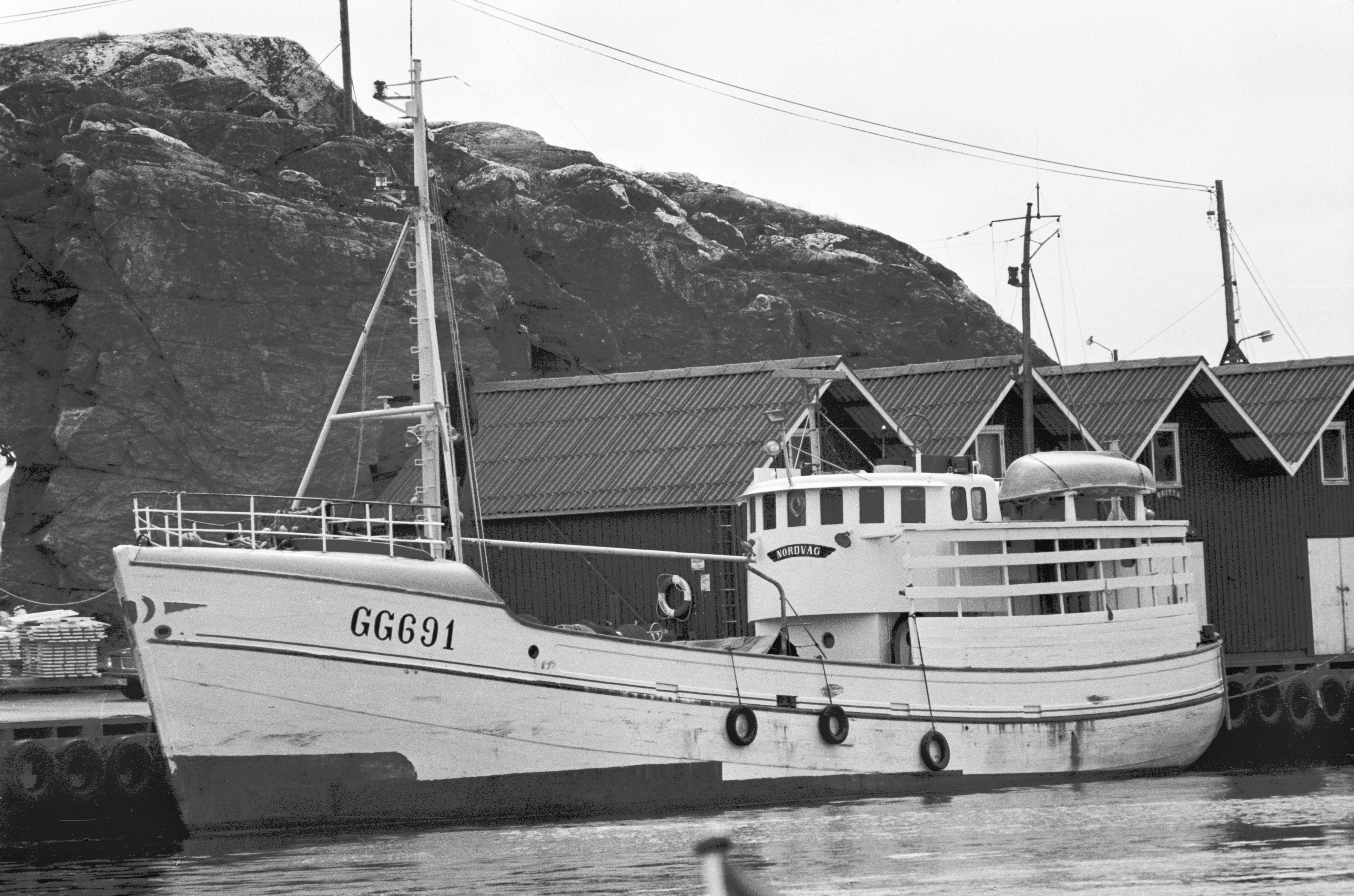 Nordvåg är ett vitmålat fiskefartyg med kommandobryggan och en livräddningsbåt i aktern. I fören har hon ett stort lastutrymme och en stor mast. Hon har ett högt skrov i fören med mantåg. På den svartvita bilden ligger fartyget vid kaj i ett fiskeläge. 