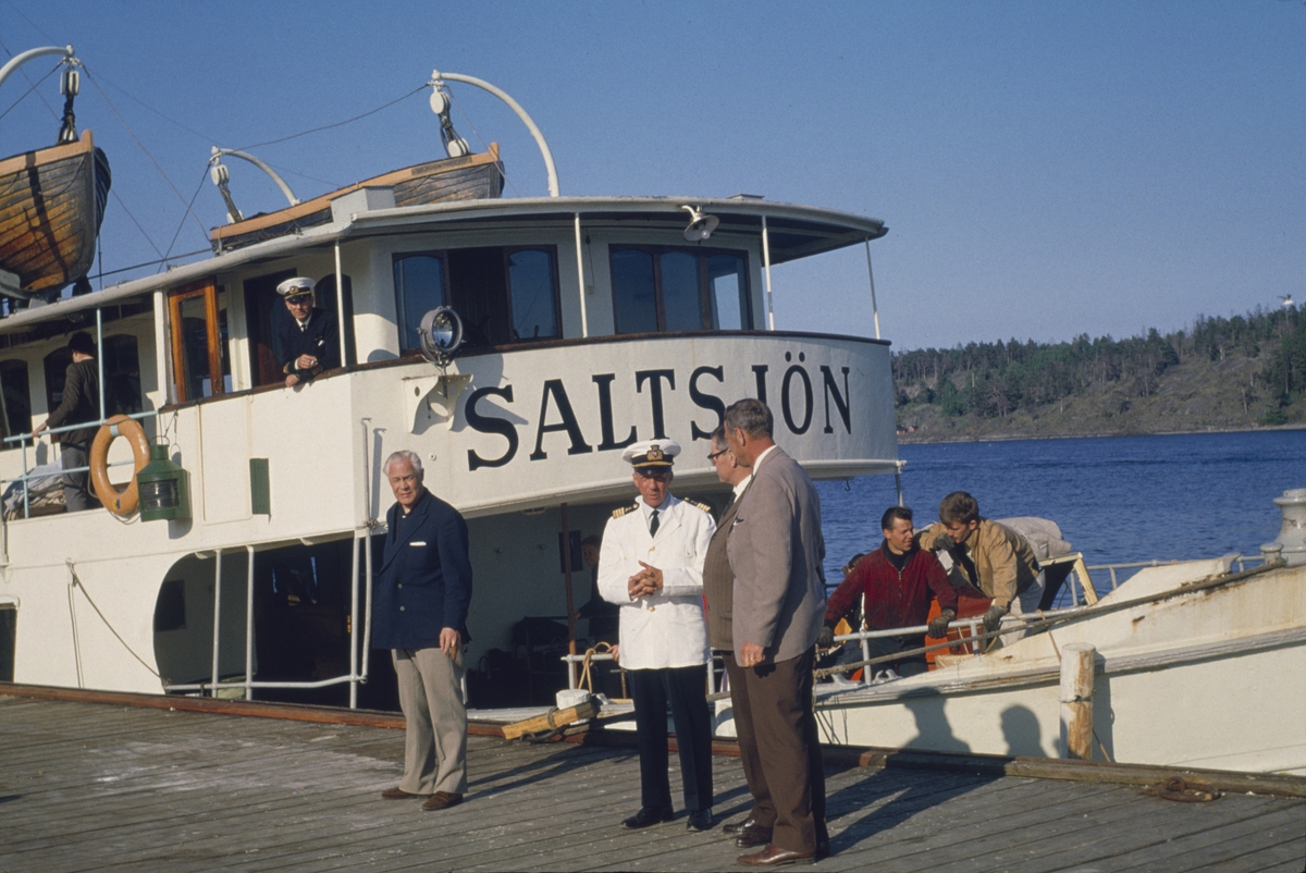 Passagerarfartyget Saltsjön Passagerarfartyget Saltsjön vid ångbåtsbrygga i Stockholms skärgård
