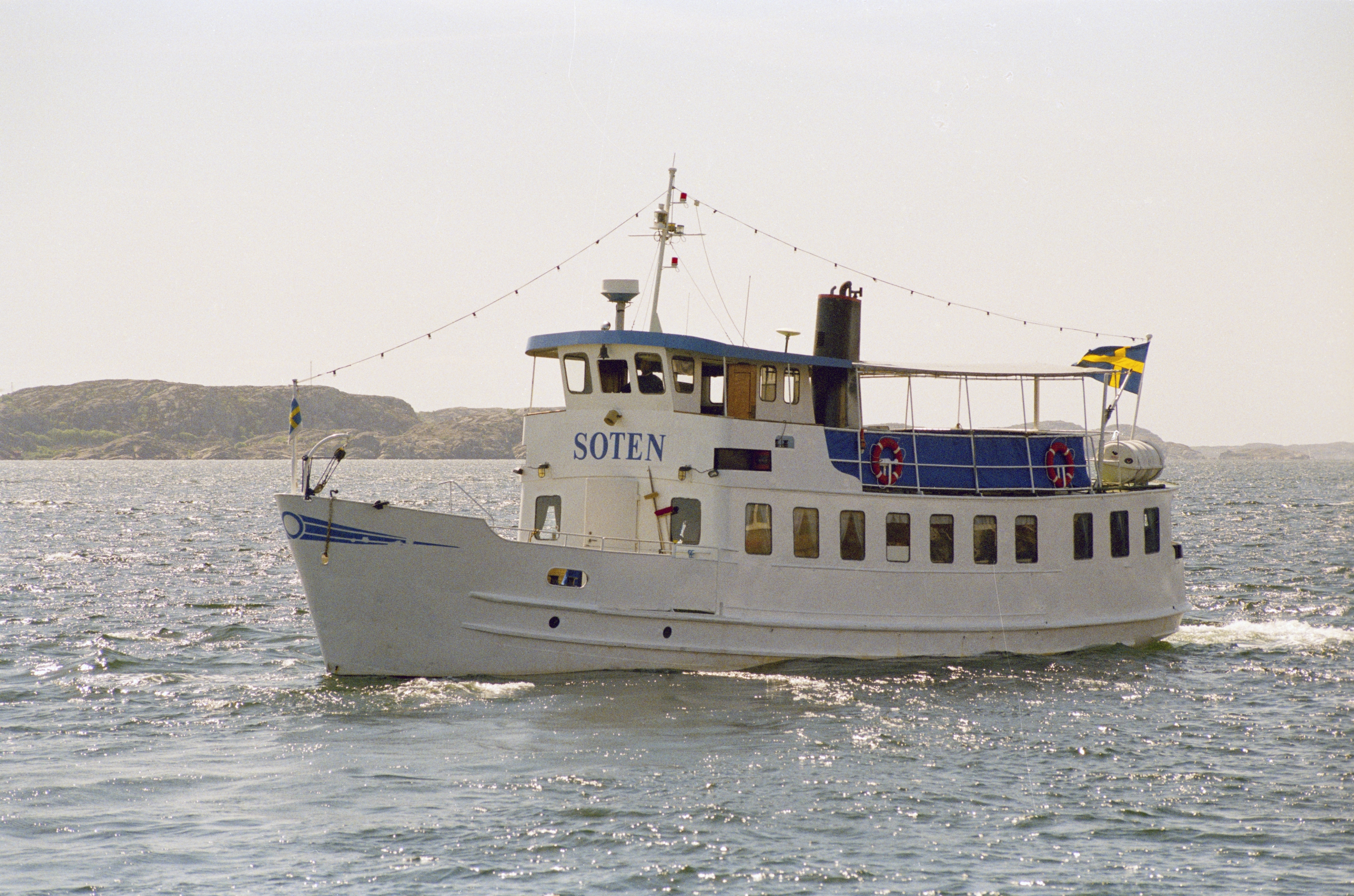 Soten är ett vitmålat passagerarfartyg med blåa detaljer. Hon har ett öppet fördäck och en salong midskepps och akterut. Ovanför syns en kommandobrygga och akterut ett soldäck. Fartyget är till sjöss på bilden bland Bohusläns öar. 