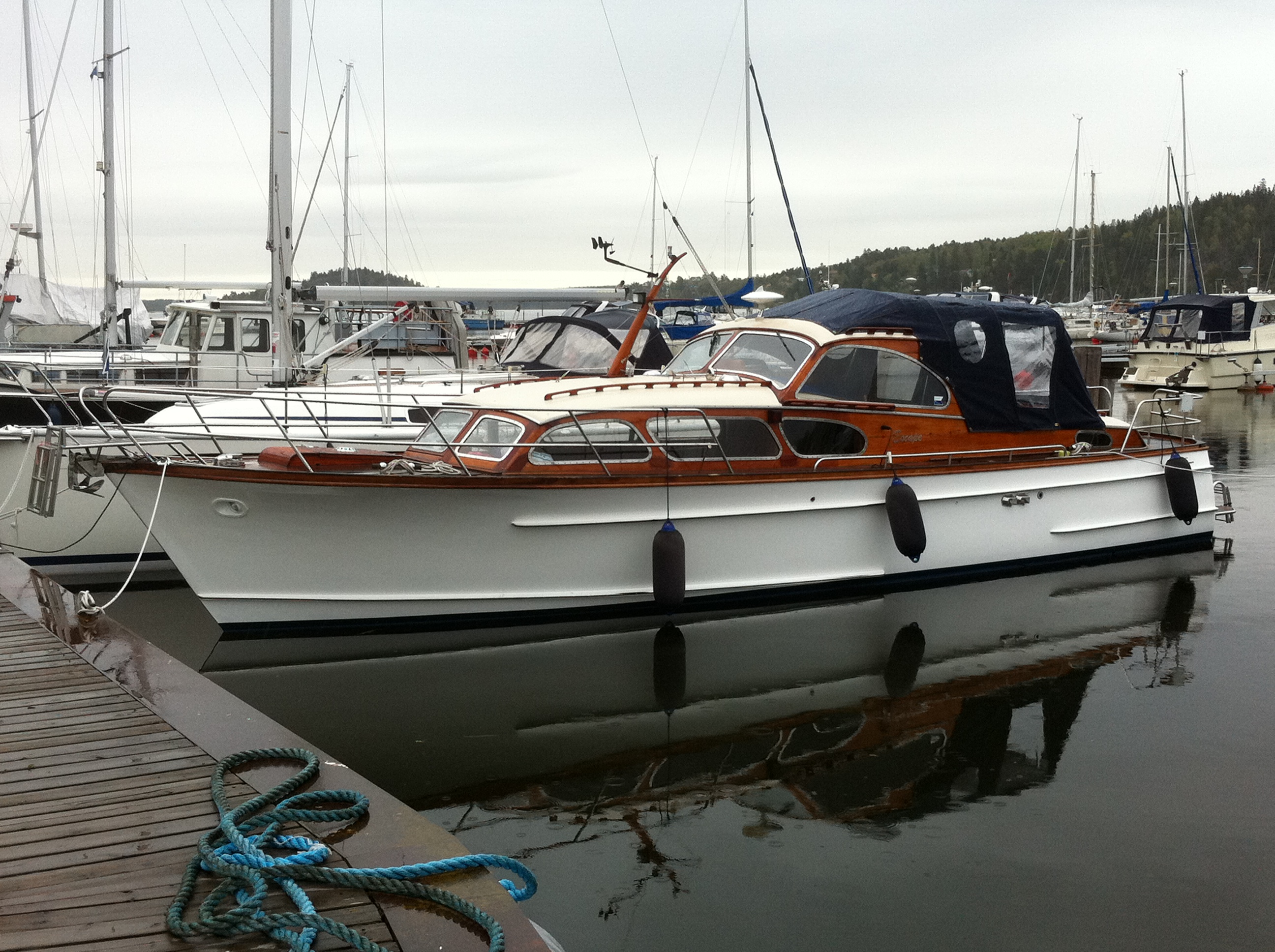 Escape är en motorbåt med vitt träskrov och överbyggnad i ljusbrun mahogny. Hon har en stor och ljus ruff med hela åtta fönsterventiler till ruffen och fyra stora vindrutor till styrhytten.