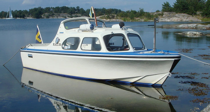 Frall Ann är en vit motorbåt i plast med blåa detaljer. Hon har en styrhytt med stora fönsterventiler. I aktern syns en sittbrunn.