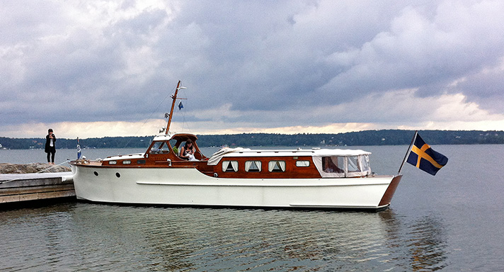 Marina är en salongsmotorbåt i mahogny med vitmålat skrov. I fören har hon en ruff med ett par ventiler, sedan kommer styrplatsen och från midskepps och akterut finns salongen. 