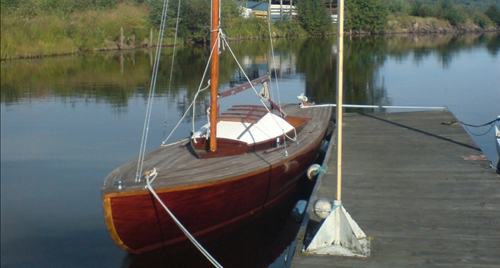 Mia är en tärnunge i mahogny. Hon har vitmålat rufftak, sittbrunn men annars ett ganska avskalat däck. Mast och rigg är helt utan segel. 