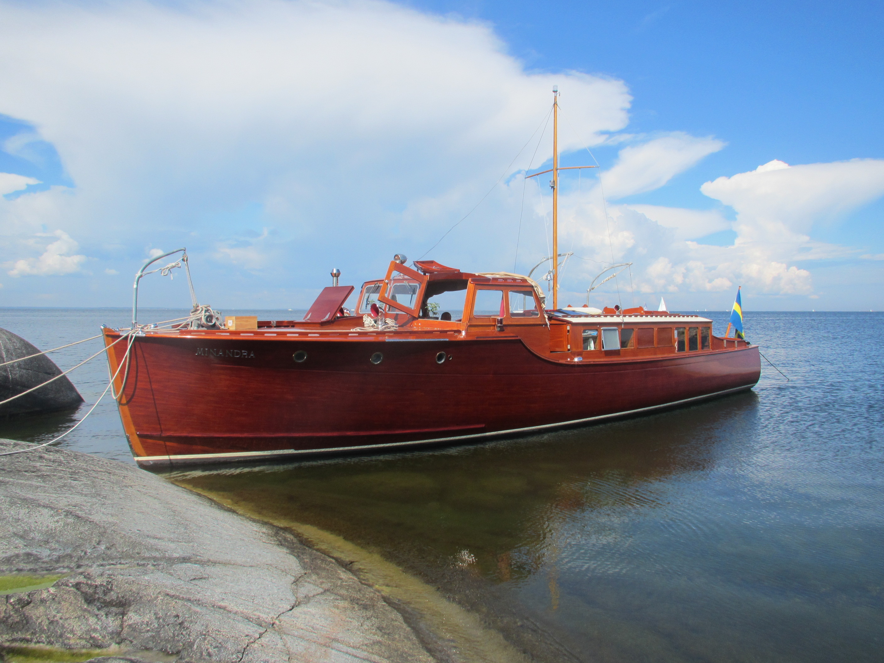 Minandra är en stor salongsbåt i mahogny med ruff i fören, styrplats midskepps och i aktern är stor fin salong. Hon har en rufflucka i fören.