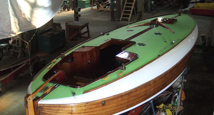 Monsunen är en kosterbåt som står inne på varvet utan rigg. Hon har ett klinkbyggt träskrov och vit- och grönmålat däck. I aktern finns en sittbrunn och en rorkult.