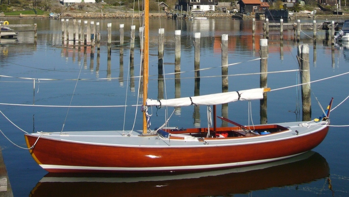 Pärlan är en andunge med blankt rödbrunt skrov och vitt däck. Hon har en sittbrunn i aktern och seglet ligger i sitt kapell.