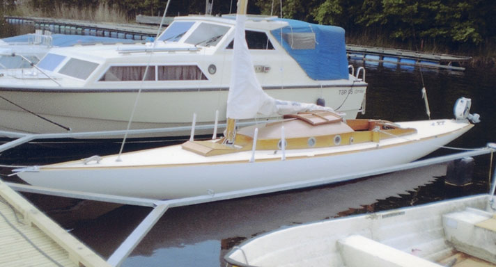 Pepita två är en vit skärgårdskryssare med överbyggnad i furu. Hon har en liten ruff och sittbrunn midskepps. Seglet ligger i ett vitt kapell. I aktern syns en utombordsmotor.