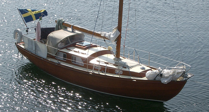 Siesta är en segelbåt av mahogny med vitmålat däck och rufftak. Hon har en stor ruff i för och midskepps, i aktern syns en sittbrunn. Hon ligger för ankare och seglen är revade.