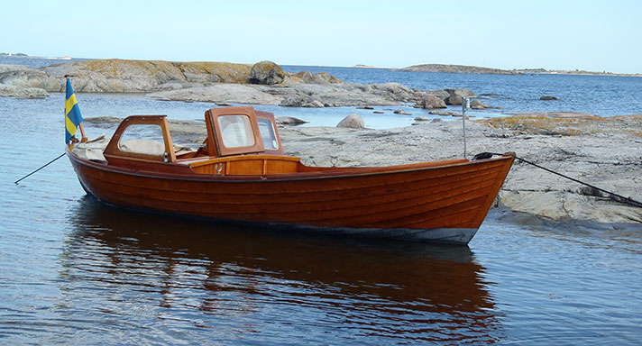 Snipan är just en träsnipa i furu med lastutrymme i fören och styrplats i aktern bakom en vindruta.