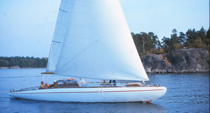 Sofia är en vit kustkryssare i vitmålad mahogny med röda detaljer. Hon har en karaktäristisk cigarrform på skrovet. Hon har både storsegel och stort försegel uppe.