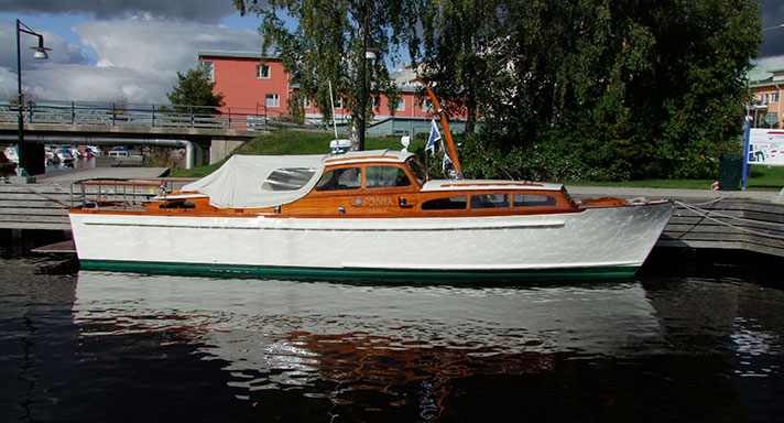 Sonja är en motorkryssare i mahogny med vitmålat skrov. Hon har en ruff i fören och en sittbrunn i aktern övertäckt med ett vitt kapell.