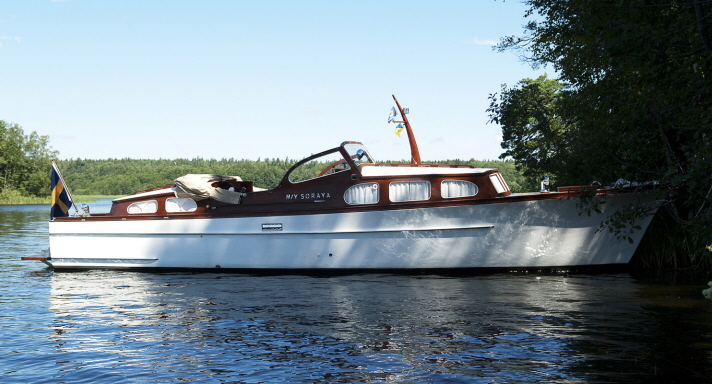 Soraya är en motorbåt, en så kallad tiedemannkryssare i mahogny med vitt skrov. Hon har både för- och akterruff med gardiner i fönsterventilerna. I mitten syns en öppen sittbrunn med ett kapell hopvikt bakom.