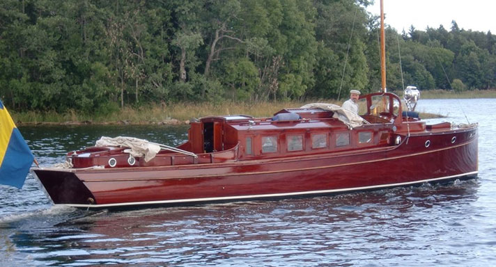 Taifun är en salongsmotorbåt i rödbrun mahogny. Hon har en sittbrunn med nedfällt vitt kapell i aktern, salongen midskepps och i fören en styrplats och ruff både i för och akter. 