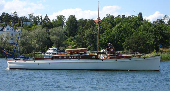 Tournesol är en stor salongsbåt i hondurasmahogny med vitmålat skrov. Hon har en sittbrunn i aktern, en salong med en jolle på taket midskepps och i fören styrratten med ruff under fören. 