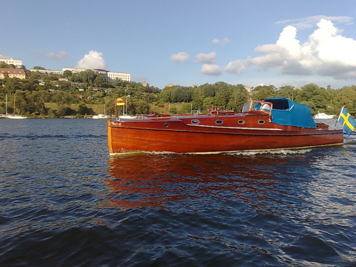 Valkyrian är en salongsbåt i mahogny. Hon har salongen med flertal ventiler i fören och en kapellklädd styrplats i aktern.