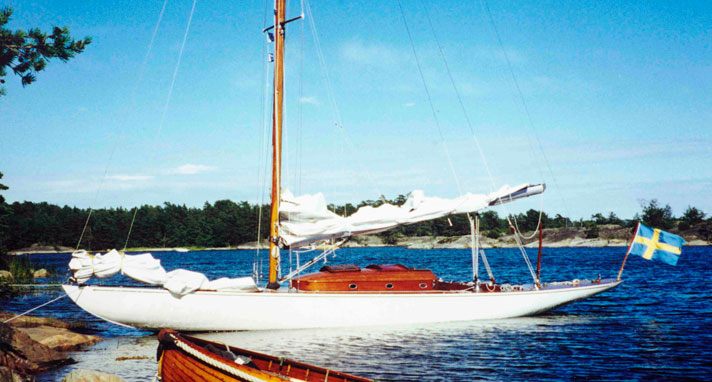 Yaramaz är en yacht i mahogny med vitmålat skrov. Hon har en ruff midskepps och en sittbrunn i aktern. Hon har precis revat seglen.