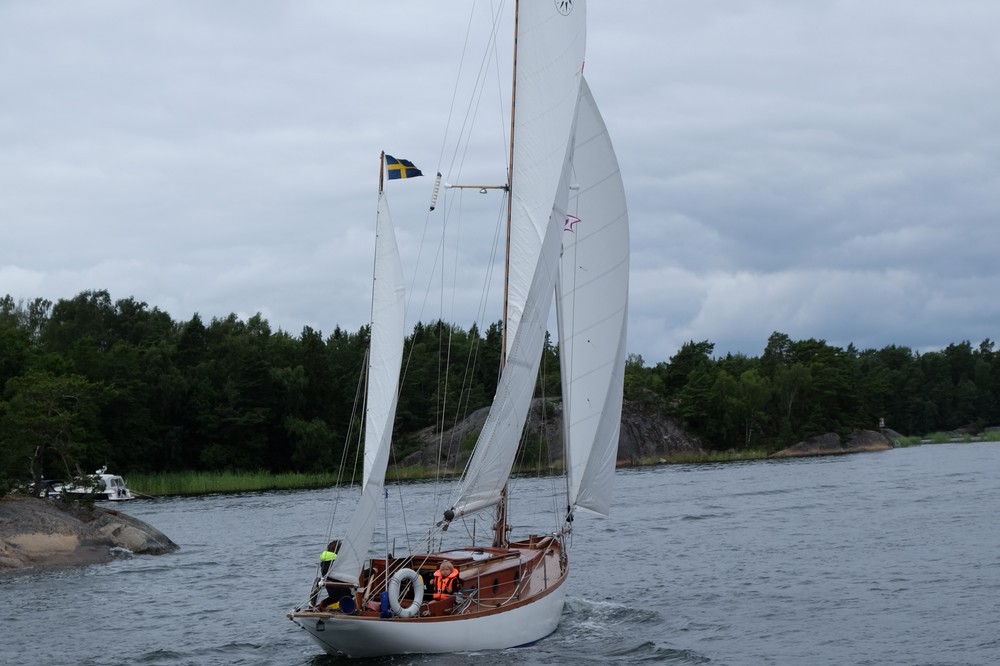 Yoldia är en liten havskryssare med vitmålat träskrov. Hon har två master och har både storsegel, fock och mesansegel hissade.