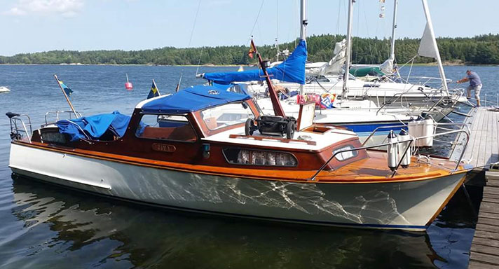 Ziva är en Oxelösundare, en dubbelruffad motorbåt. Hon är byggd i mahogny men har ett vitmålat skrov. Båten har blått kapell över styrhytt och sittbrunn.