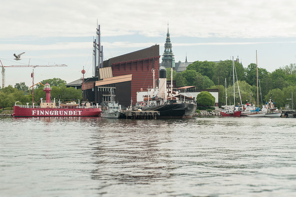 Galärvarvet från vattnet. Vasamuseet med museifartygspiren framför. Vid piren ligger Isbrytaren Sankt Erik, fyrskeppet Finngrundet och M20. Till höger vid kajen ett antal andra segelskutor.