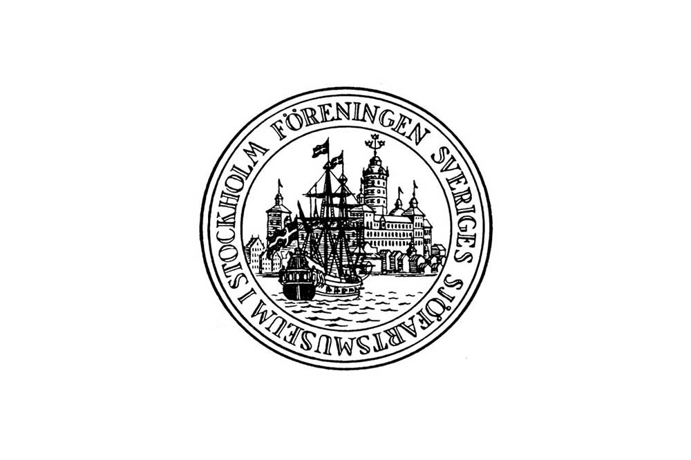 Bild på logotype Logotype för Sjöhistoriskas vänförening. En cirkelformad logga med en illustration i svart och vitt av slottet Tre Kronor och ett skepp framför. Runt om står Föreningen Sveriges sjöfartsmuseum i Stockholm.