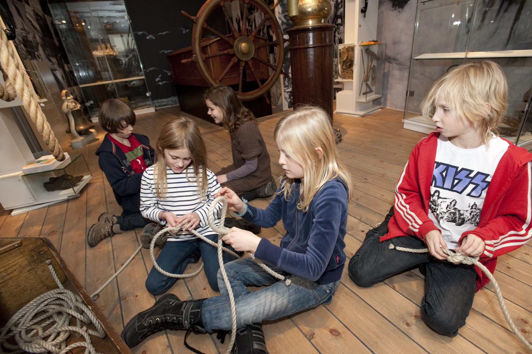 Barn som sitter i och prövar att knyta knopar. Foto Anneli Karlsson, SMTM