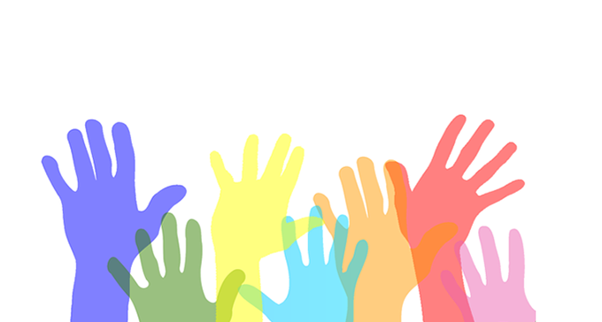 Händer i olika kulörta färger sträcker sig uppåt.