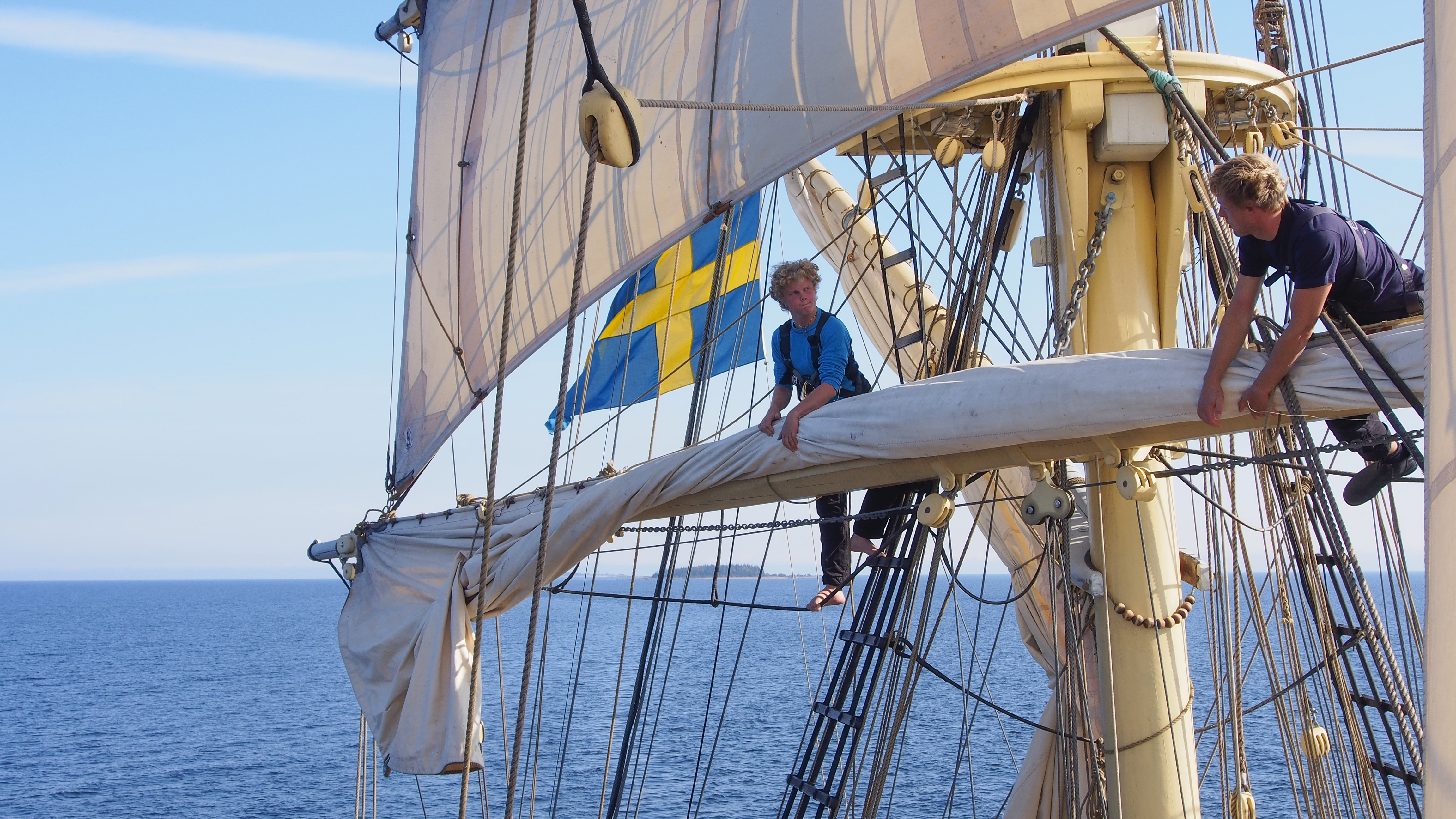 Ungdomar beslår storseglet på briggen Tre Kronor af Stockholm.